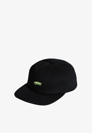 Sort baseballkasket med et lille grønt skateboard broderet på frontpanelet, vist mod en hvid baggrund.
