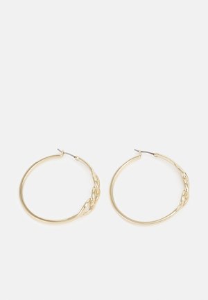 Boucles d'oreilles fines en forme d'anneau doré avec un petit détail de chaîne torsadée sur un côté, sécurisées par des fermoirs à charnière.