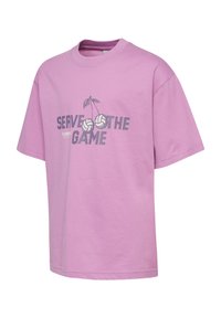 Rosa Baumwoll-T-Shirt mit kurzen Ärmeln, das einen grafischen Druck von Kirschen und Volleyballs mit dem Text "SERVE THE GAME" zeigt.