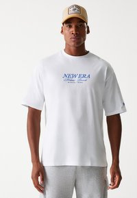 New Era - VACATION GRAPHIC TEE UNISEX - T-shirts print - white Miniaturebillede 1