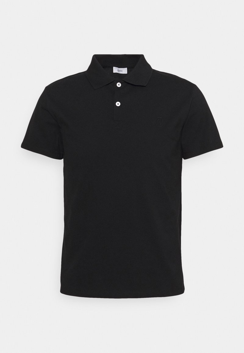 Polo noir à manches courtes avec deux boutons blancs et un col, présentant une broderie de logo discrète sur le côté gauche de la poitrine.