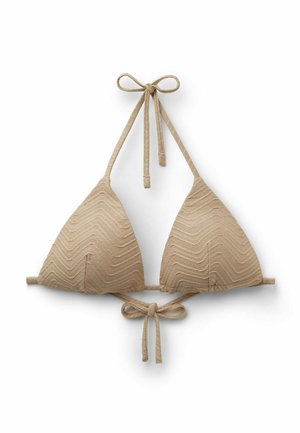 Top bikini triangolo beige con texture e laccetti regolabili al collo e sulla schiena, posato disteso su sfondo bianco.