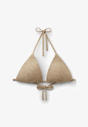 Top bikini triangolo beige con texture e laccetti regolabili al collo e sulla schiena, posato disteso su sfondo bianco.