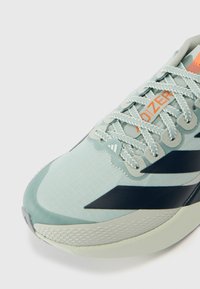 Αθλητικό παπούτσι ανοιχτού γαλάζιου με σκούρες �μπλε λεπτομέρειες, υφασμάτινο πάνω μέρος με υφή και λαστιχένια σόλα. Διαθέτει εμφανές λογότυπο και κορδόνια σε αντιθετικό χρώμα.