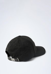 Casquette de baseball noire en coton, avec un visière incurvée, une sangle réglable dotée d'un fermoir métallique, et des œillets de ventilation sur la couronne.