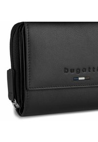 Portafoglio in pelle nera con finitura testurizzata, chiusura con zip, logo "bugatti" in rilievo e strisce colorate decorative sulla parte anteriore.