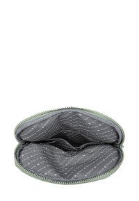 Zelené pouzdro na zip s hladkým povrchem, uvnitř šedé podšité tečkovaným vzorem a se dvěma oddělenými přihrádkami.