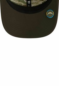 Dunkelgrüner Baseballcap mit flacher Krempe. Verfügt über ein Camouflage-Muster im Inneren und ein rundes Logo mit einem Blitz in Blau und Gelb.
