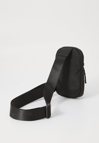 Borsa a tracolla nera con tessuto texturizzato, forma rettangolare, tracolla regolabile e tasca con zip. Design semplice, senza motivi o accenti.