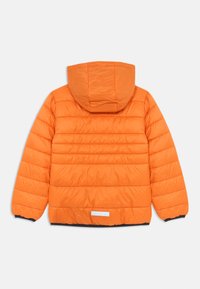 Orange vadderad jacka med horisontell quiltning, avtagbar huva, elastiska ärmslut och en reflexpatch nära fållen, sedd bakifrån.