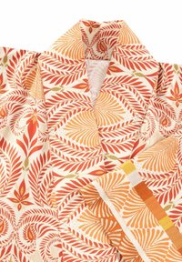 Kimono mit einem Blumen- und Blattmuster in Rot, Orange und Gold auf einem cremefarbenen Hintergrund, ergänzt durch kontrastierende Stoffakzente.