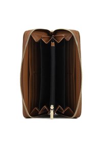 Portafoglio marrone con zip a tutto tondo, dotato di numerosi scomparti per carte e di un comparto centrale con zip nera per le monete, aperto per mostrare l'organizzazione interna.