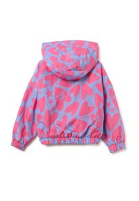 Veste légère et résistante à l'eau avec un fond violet et des motifs de cœurs roses audacieux. Comprend une capuche et des poignets élastiques pour un bon ajustement.