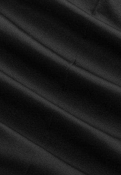 Schwarzer Stoff mit glatter Textur, der diagonale Falten und einen dezenten Glanz aufweist. Keine sichtbaren Muster oder Akzente.