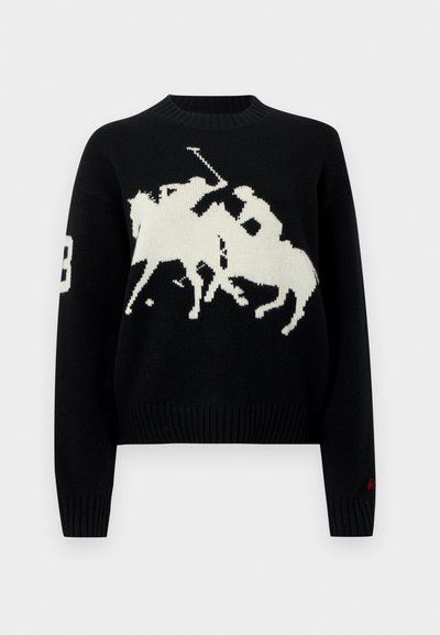 Črni pleteni pulover z belim motivom igralca polo in številko "3". Robovi na manšetah in spodnjem delu so rebrasti za dodaten teksturni učinek.