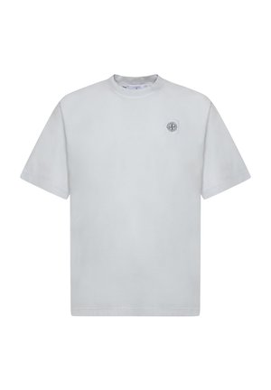 Camiseta de manga corta y cuello redondo de color gris claro con un pequeño parche de logo de brújula redonda en el pecho izquierdo.