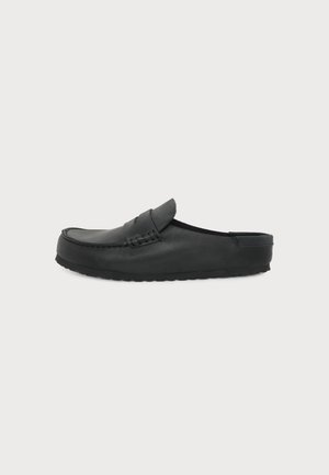 Čierny kožený slip-on mule s zaoblenou špičkou, mokasínovým prešívaním, plochou podrážkou a otvorenou pätou na jednoduchom svetlom pozadí.