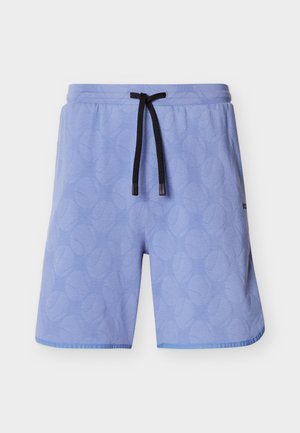 Αθλητικές σορτς ανοιχτού μπλε χρώματος με διακριτικό σχέδιο από μπάλες τένις, μαύρο κορδόνι στη μέση και μήκος μέχρι το γόνατο σε απλό φόντο.