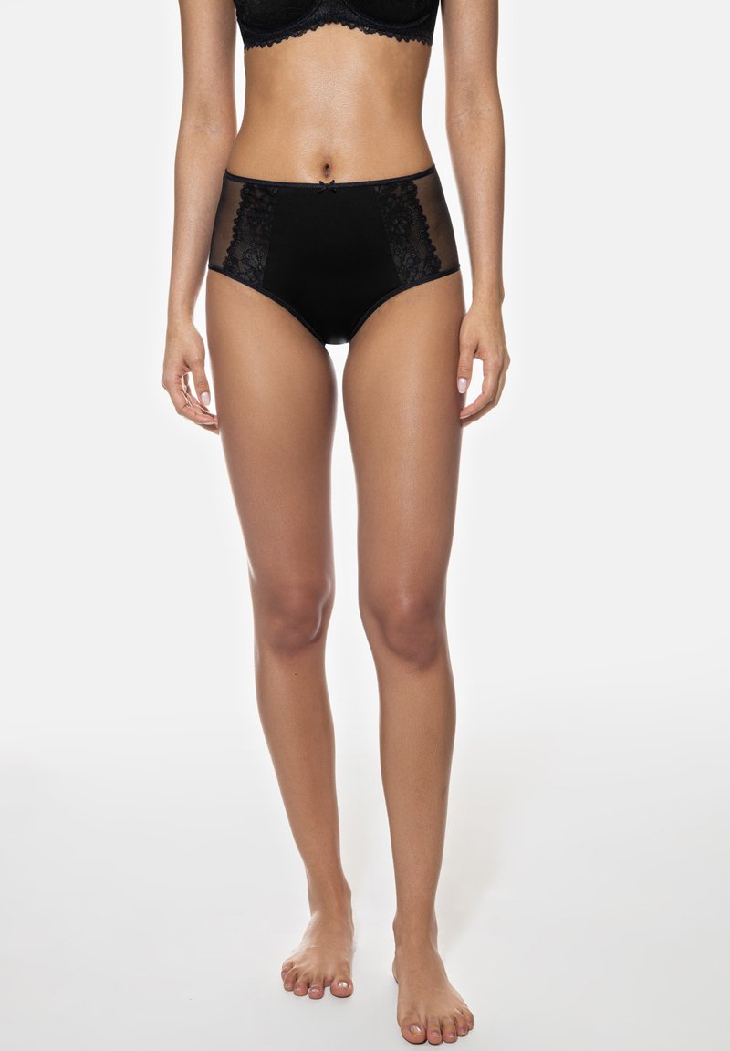 Černé vysoké kalhotky s krajkovými průhlednými panely po stranách a hladkým páskem. Lehká tkanina s klasickým střihem.