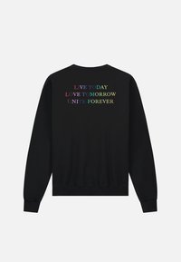 Zwarte sweatshirt met tekst in regenboogkleuren op de achterkant: "LEEF VANDAAG, HOU VAN MORGEN, VERENIG VOOR ETERNITEIT." Lange mouwen, normale pasvorm.