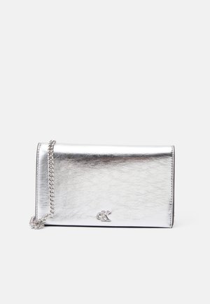 METALLIC WALLET ON CHAIN - Τσαντάκι - silver-coloured