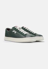 Sneaker in pelle verde con lacci bianchi, suole in gomma bianca a contrasto e dettaglio logo sul lato. Texture liscia e design a punta rotonda.