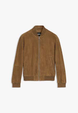Bruine suède bomberjas met geribbelde kraag en manchetten, ritssluiting aan de voorkant en zijzakken. Gladde textuur, klassieke silhouet.