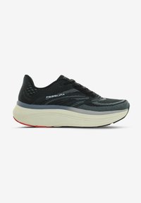 Scarpa sportiva nera con parte superiore in mesh testurizzato, accenti grigi e una suola intermedia spessa bianca con suola esterna rossa. Presenta una chiusura con lacci.