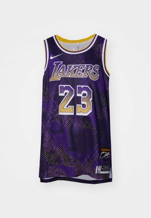 Lilla basketballtrøje med "LAKERS" i hvid, nummer "23" i guld, mesh-stof og en guldkant langs kraven. NBA-logo på kanten.