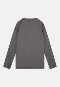 Tamsiai pilka ilgomis rankovėmis palaidinė, pasižyminti lygiu audiniu, apvalia apykakle ir sustiprintais siūlais ties pečiais bei rankovėmis.