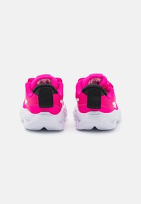 Scarpe sportive rosa con una superficie superiore in mesh traspirante, accenti neri sul tallone e suole bianche. Presentano una linguetta sul tallone per indossarle facilmente.