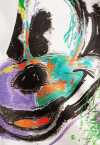 Design astratto con colori audaci in nero e tonalità vivaci come arancione, verde e viola su uno sfondo di tessuto bianco.