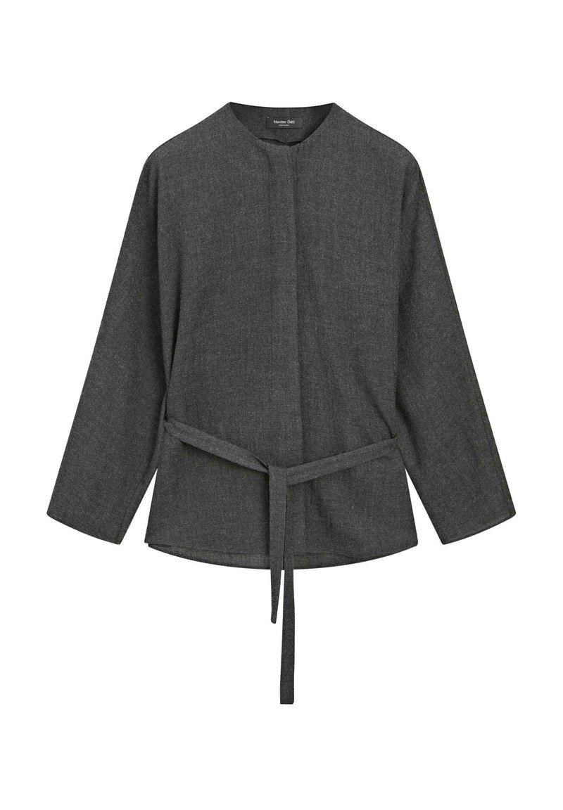 Giacca di tessuto grigia con maniche lunghe, scollo rotondo e cintura anteriore. Presenta un materiale testurizzato e un design morbido.