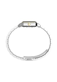 Montre en métal avec un boîtier rectangulaire argenté et une lunette noire, dotée d'une couronne en or. Le bracelet est composé de maillons argentés entrelacés.