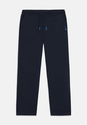 Marineblauwe joggingbroek met een elastische tailleband en trekkoord, voorzien van twee zijzakken en decoratieve stikaccenten.