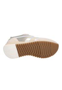 Sneaker met een beige suède bovenkant, zilveren accenten en een rubberen zool met horizontale groeven voor grip.