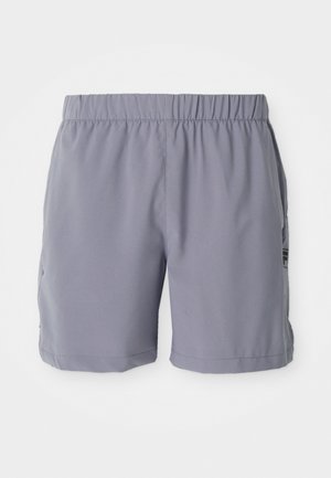 Calções desportivos cinzentos com um cós elástico, apresentando bolsos laterais e um tecido leve e suave. Adequados para desportos e uso casual.