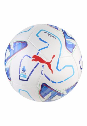 Balón de fútbol blanco con patrones geométricos azules y verdes, logo rojo de Puma y emblema de la liga Serie A.