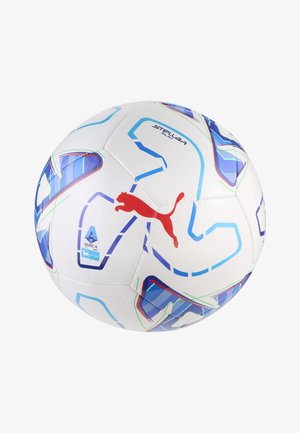 Hvid fodbold med blå og grønne geometriske mønstre, rød Puma-logo og Serie A ligamærke.