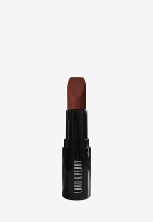 Rouge à lèvres marron dans un étui cylindrique noir, avec une texture mate et une pointe en forme de carré portant le nom de la marque en relief.