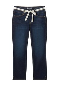 Jean denim bleu foncé coupé court avec poches avant et ceinture en tissu blanc rayé nouée en nœud à la taille.