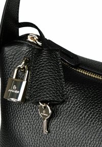 Sac à main en cuir noir avec finition texturée, équipé de ferrures dorées, d'une serrure et d'une clé sur une étiquette décorative, mettant en avant son design fonctionnel.