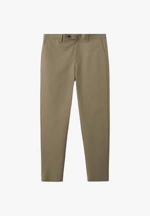 Pantalones caqui de hombre con corte recto, trabillas para cinturón, cierre frontal con botón y cremallera, y bolsillos laterales, mostrados planos sobre un fondo blanco.