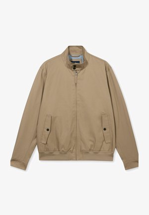 Jasnobrązowa kurtka na zamek błyskawiczny z kołnierzem stójką, dwoma przednimi kieszeniami na patki zapinane na guziki oraz elastycznym dołem i mankietami.