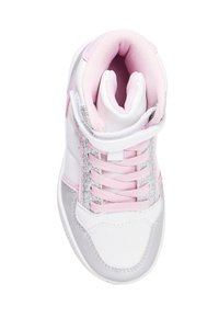 Sneaker bianco e rosa con design high-top, caratterizzato da un accento testurizzato in argento e lacci rosa, realizzati in materiali sintetici e lisci.