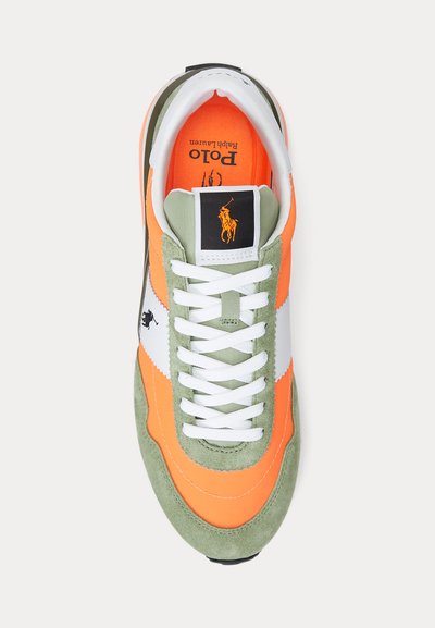 Sneakers ar oranžiem un zaļiem zamšādas paneļiem, baltām šņorēm un Polo Ralph Lauren logotipu uz mēles un sāniem, redzams no augšas.
