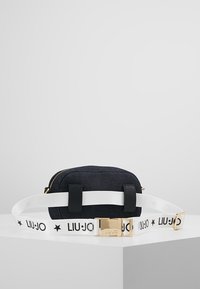 Borsa in tessuto nero dalla forma arrotondata, chiusura frontale con zip e tracolla regolabile bianca con logo "LIU·JO" e dettagli in hardware dorato.