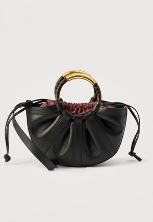 Μαύρο δερμάτινο τσάντα ημισεληνοειδούς σχήματος με ρυτιδωτό μπορντό ύφασμα στην κορυφή και κυκλικές λαβές από χελώνα και χρυσό, με μακρύ ρυθμιζόμενο ιμάντα.