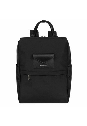 Sac à dos en nylon noir avec fermeture éclair, double poignées supérieures, bretelles ajustables, poche avant et logo en relief sur un patch texturé.
