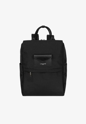 Zaino in nylon nero con chiusura a zip, doppi manici superiori, spallacci regolabili, tasca frontale e logo inciso su una toppa texturizzata.